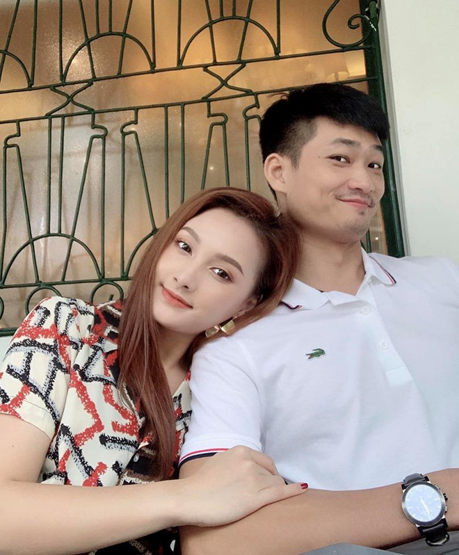 Trên trang cá nhân, nữ diễn viên chia sẻ nhiều ảnh tình cảm bên ông xã cùng những lời ngọt ngào. Cô gọi anh là "đại gia tài trợ mọi chuyến đi của em". Chồng Bảo Thanh thường xuyên đưa đón vợ đến phim trường, đồng hành cùng cô trong các hoạt động giải trí, sự kiện.