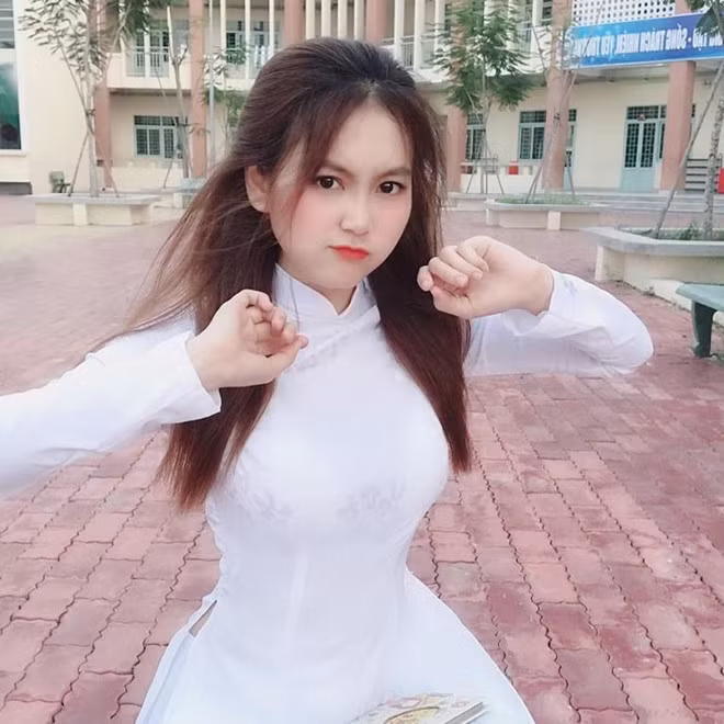 Trần Thị Nam Trân, 23 tuổi, cựu sinh viên ĐH Sư phạm TP.HCM, là hot girl nổi tiếng mạng xã hội nhờ vẻ ngoài gợi cảm, quyến rũ. Cô sở hữu chiều cao 1,65 m, thân hình chuẩn với số đo 3 vòng 83 - 58 - 92. Ảnh: FBNV.