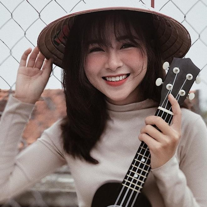 Nhật Linh (22 tuổi) được dân mạng chú nhờ bức ảnh chụp cùng học trò trong đợt thực tập tại trường mầm non ở Diễn Châu, Nghệ An đầu năm 2019. Cô nàng thu hút ánh nhìn bởi gương mặt xinh xắn, làn da trắng và nụ cười tươi.