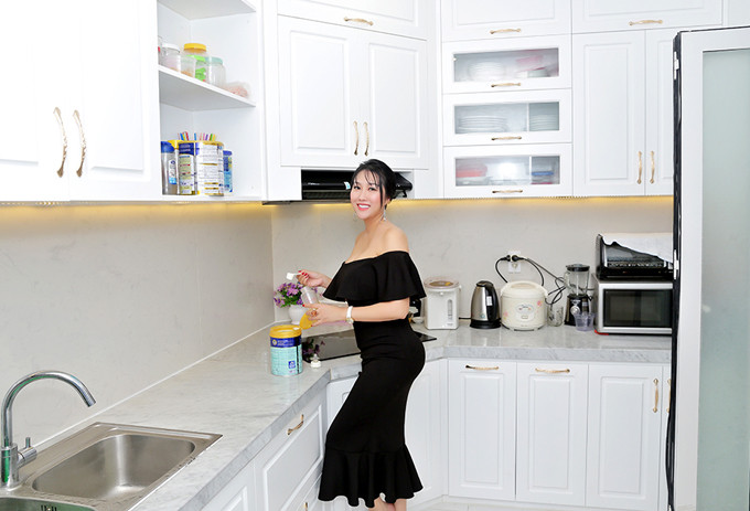 Căn bếp gọn gàng, đơn giản nhưng đầy đủ công năng, vật dụng cần thiết cho việc nấu nướng.