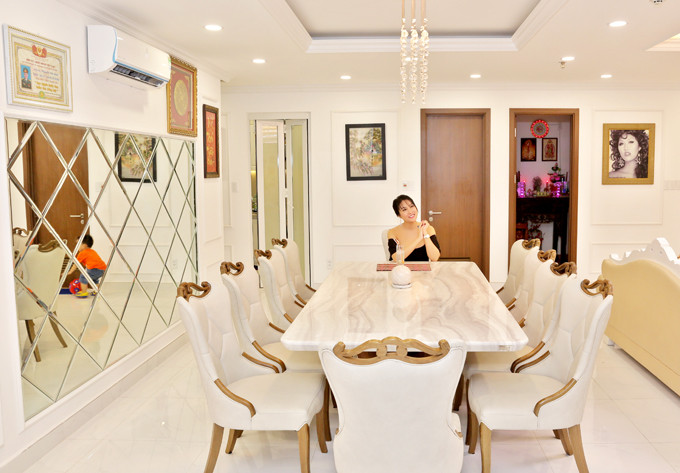 Bên cạnh bàn ăn, Phi Thanh Vân trang trí thêm gương cách điệu. Cô cho rằng khách vừa ăn vừa có thể ngắm mình trong gương. Vì trong mọi hoàn cảnh con người đều cần phải đẹp.