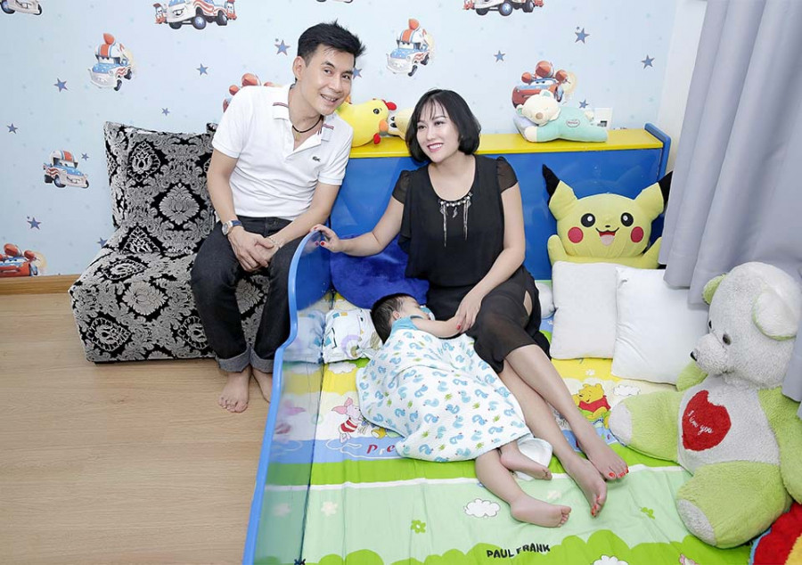 Phòng của bé Tấn Đức trang trí giấy dán tường hình các nhân vật trong bộ phim hoạt hình 'Vương quốc xe hơi'. Chiếc giường của cậu bé cũng mang hình dáng như một chiếc xe.