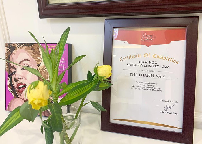 Phòng ngủ trang trí đơn giản, nhẹ nhàng. Phi Thanh Vân tiết lộ, sau ly hôn cô được nhiều người theo đuổi nhưng chưa quyết định hẹn hò với ai vì muốn tìm hiểu thật kỹ, tránh đổ vỡ hôn nhân lần thứ ba.