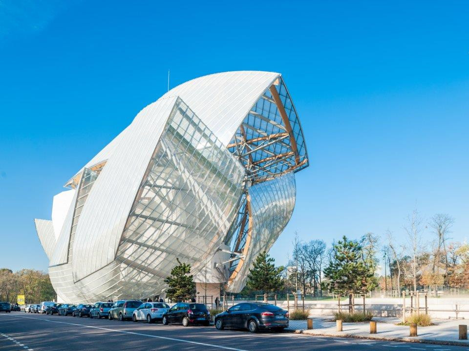 Bernard Arnault chỉ đạo thành lập Foundation Louis Vuitton, một bảo tàng nghệ và không gian trình diễn thuật đương đại do kiến trúc sư nổi tiếng Frank Gehry thiết kế, khai trương vào năm 2014. Ảnh: Getty.