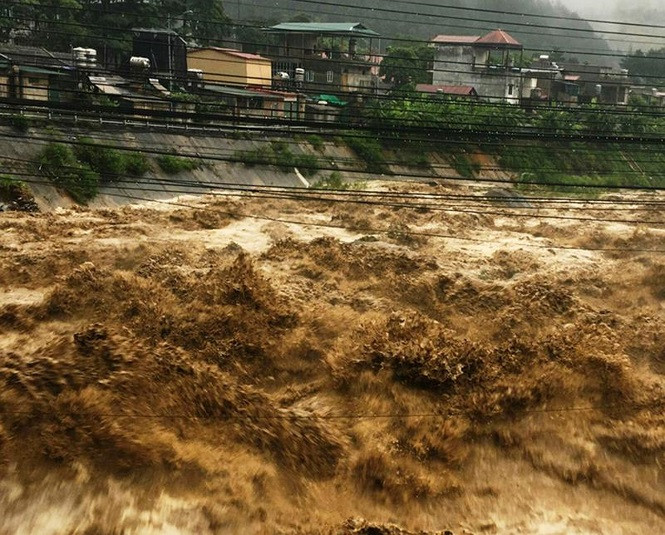 Yen Bai: Mua lu un un, nhan chim o to, cuon troi cau tam