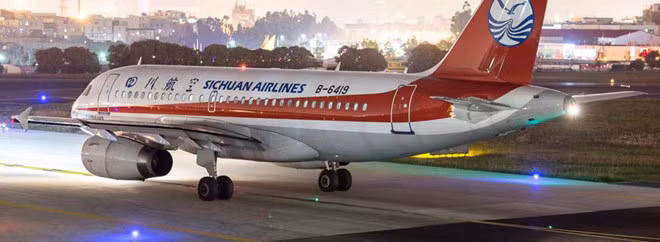 Hãng hàng không Sichuan Airlines (Trung Quốc) chi tới 25.000 USD/tháng cho cơ trưởng người nước ngoài. Ảnh: Flight Radar 24.