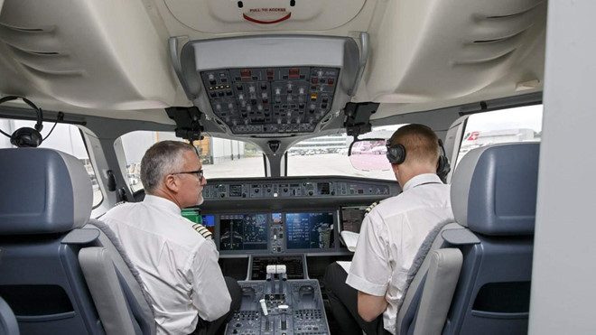 Mức lương tối đa cho một cơ trưởng bay ngắn có kinh nghiệm là 12.300 USD/tháng và cơ trưởng bay đường dài có thể kiếm tới 18.000 USD/tháng, tương đương khoảng 211.000 USD/năm. Ảnh: Business Traveler.