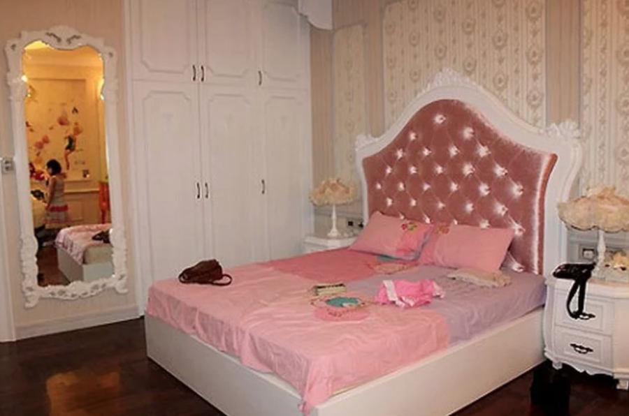 Trần Bảo Tiên - con gái Trương Ngọc Ánh: Được bố mẹ cưng như trứng mỏng. Không chỉ cho bé được đi học tại ngôi trường với học phí khoảng 500 triệu đồng/năm, Trương Ngọc Ánh và Trần Bảo Sơn còn luôn cho Bảo Tiên điều kiện sinh hoạt tốt nhất. Trong căn biệt thự hoành tráng ở Quận 2, con gái họ sống ở một căn phòng xinh đẹp, tiện nghi như công chúa.