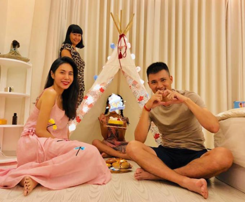 Phòng con gái Công Vinh – Thủy Tiên: Gia đình Công Vinh - Thủy Tiên hiện đang sống trong một căn biệt thự trắng ven sông vô cùng hoành tráng ở quận 7, TP.HCM. Cả hai dành cho bé Bánh Gạo một căn phòng riêng. Là cặp đôi giấu con kín nhất showbiz Việt, Công Vinh - Thủy Tiên rất ít khi chia sẻ về con gái. Trong một vài bức ảnh được chụp lại trong những dịp đặc biệt, vài góc trong căn phòng của bé Bánh Gạo mới được tiết lộ.