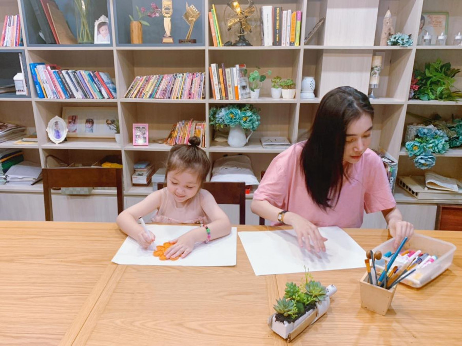 Phòng con gái Elly Trần: Con gái Elly Trần cũng được mẹ chuẩn bị cho một căn phòng riêng từ nhỏ. Căn phòng tuy đơn giản, không quá cầu kỳ nhưng là không gian ấm áp để hai mẹ con có thể chơi đùa vui vẻ cùng nhau.