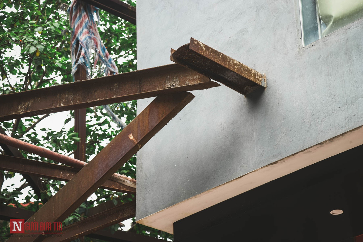 Phần đầu của những cây thép lớn được hàn trực tiếp vào thanh dầm của ngôi nhà tạo lực đỡ.