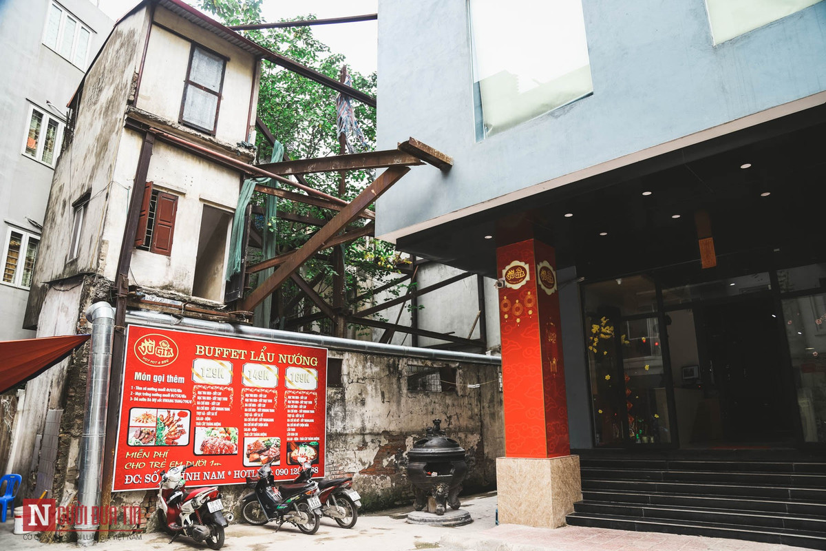 Theo ghi nhận PV Người Đưa Tin, để tránh bị đổ sập thì những khung sắt cỡ lớn được giăng chằng chịt như mạng nhện, nẹp tạm bợ bao quanh tường nhà nhiều hộ gia đình, sau đó đấu nối để dựa vào tòa nhà cao tầng thuộc chung cư Lilama.