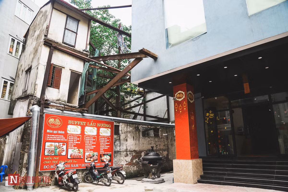 Theo ghi nhận PV Người Đưa Tin, để tránh bị đổ sập thì những khung sắt cỡ lớn được giăng chằng chịt như mạng nhện, nẹp tạm bợ bao quanh tường nhà nhiều hộ gia đình, sau đó đấu nối để dựa vào tòa nhà cao tầng thuộc chung cư Lilama.