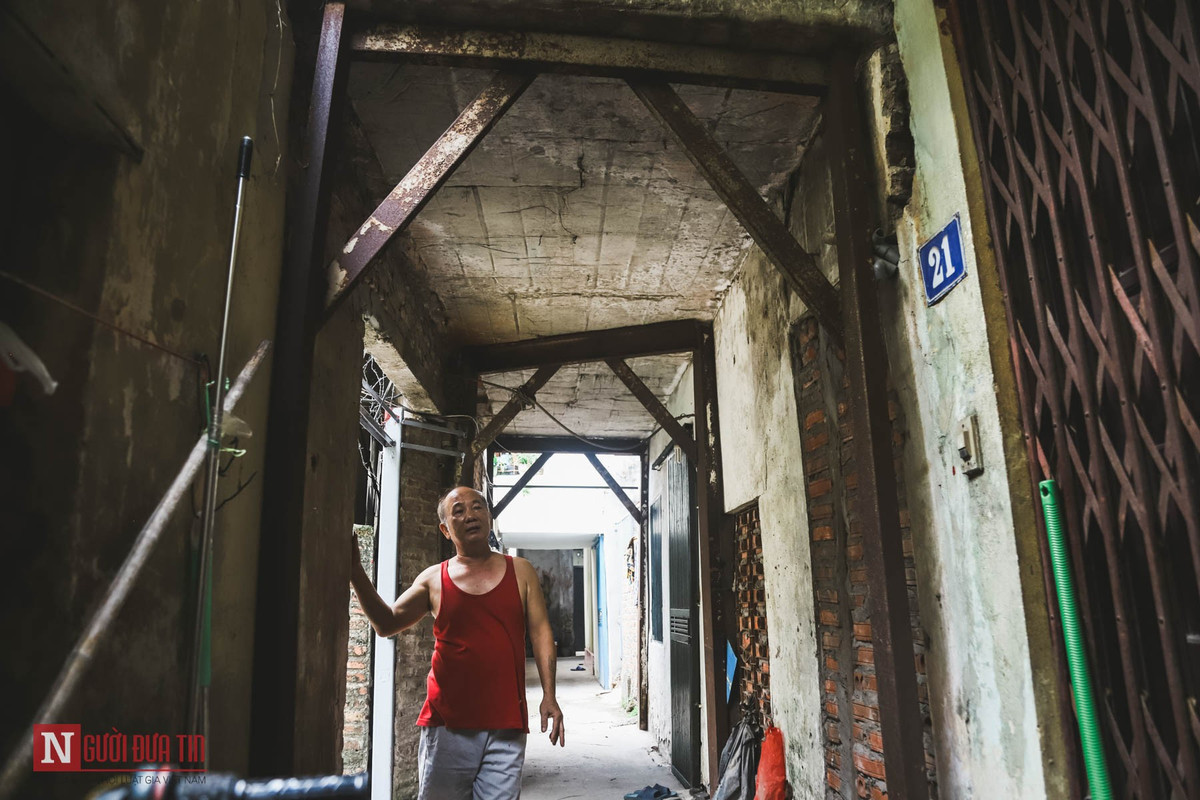 Ông Ngô Thanh Sơn (tổ 51, phường Mai Động, quận Hoàng Mai) cho biết:"Trước đây, khi chung cư Lilama bắt đầu đào móng để xây dựng, nhà chúng tôi bị sụt lún nghiêm trọng. Thời điểm đó, chúng tôi phản ánh tới chính quyền và chủ đầu tư để có phương án khắc phục. Nhưng cho đến nay, sau gần chục năm trời, nhiều gia đình vẫn phải nơm nớp lo sợ khi sống trong những căn nhà chống nạng sắt mà không biết sập lúc nào. Cứ đến mùa mưa bão chúng tôi lại phải đi sơ tán về nhà người thân để đảm bảo an toàn".