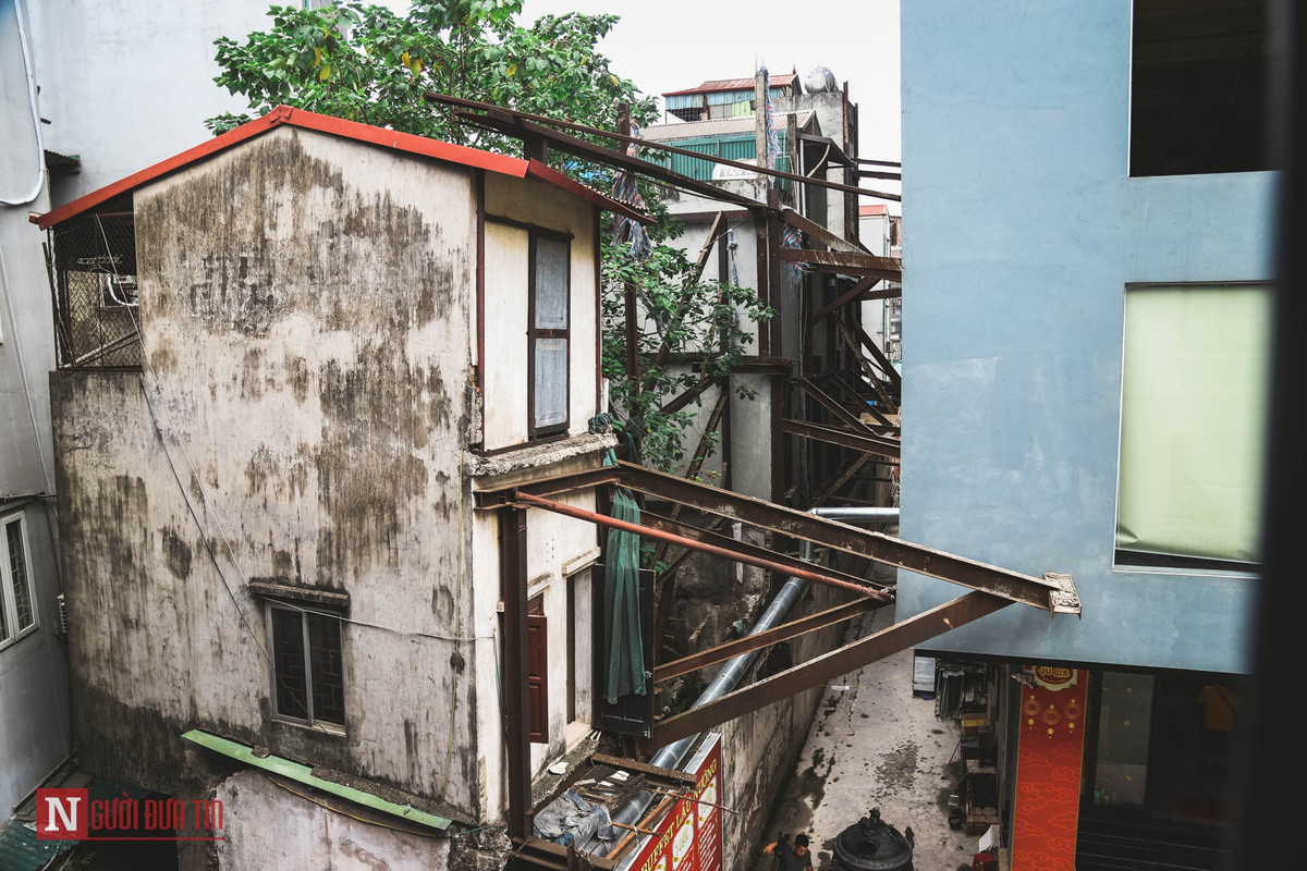 Dưới lối đi chung của nhiều căn nhà phải được gia cố lại bằng khung sắt cố định, tránh tình trạng sập bất cứ lúc nào.