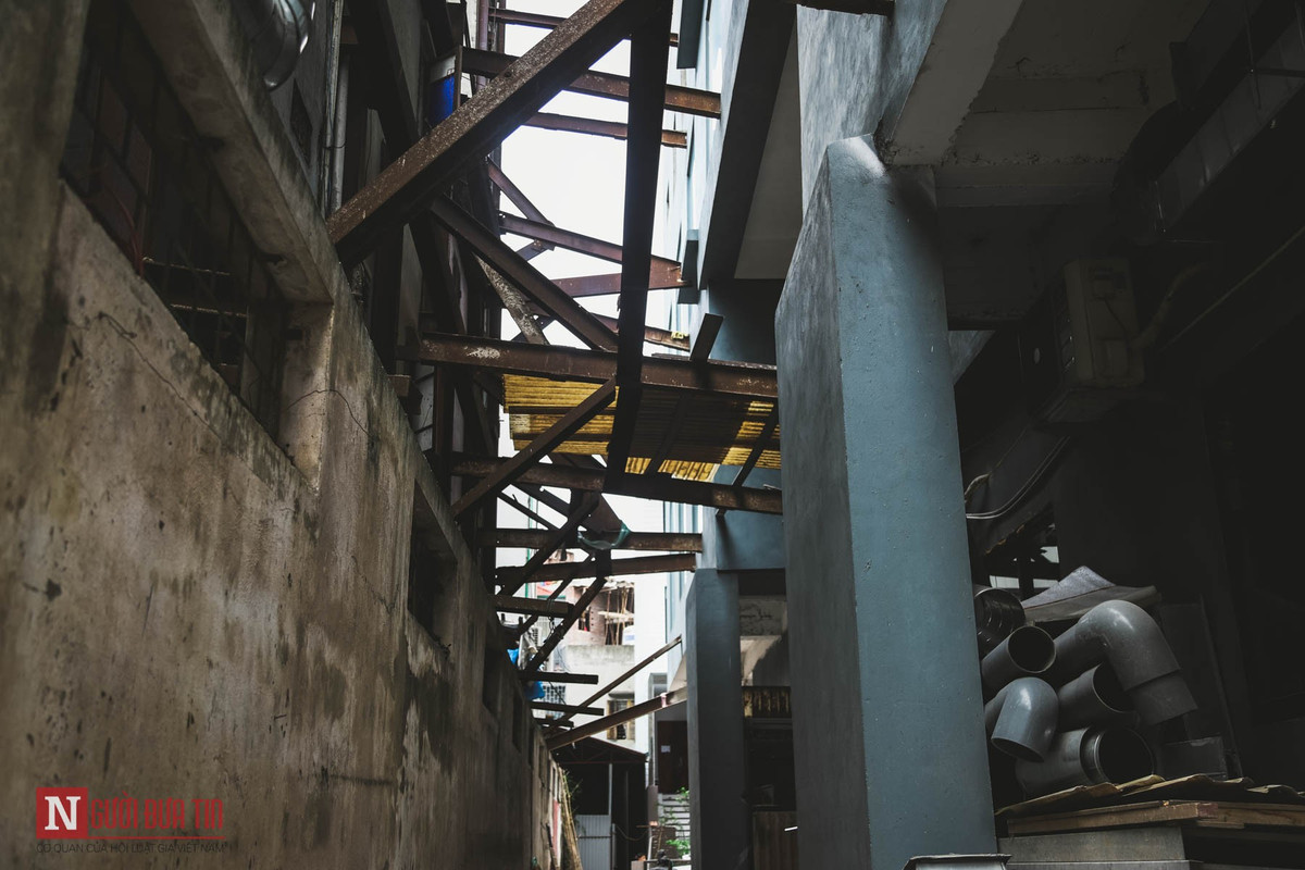 Nhìn lên cao đây không khác gì một mạng nhện bằng sắt.