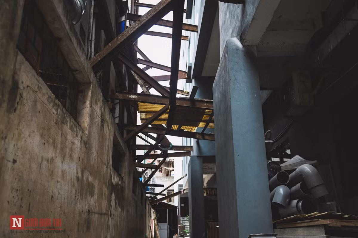 Nhìn lên cao đây không khác gì một mạng nhện bằng sắt.