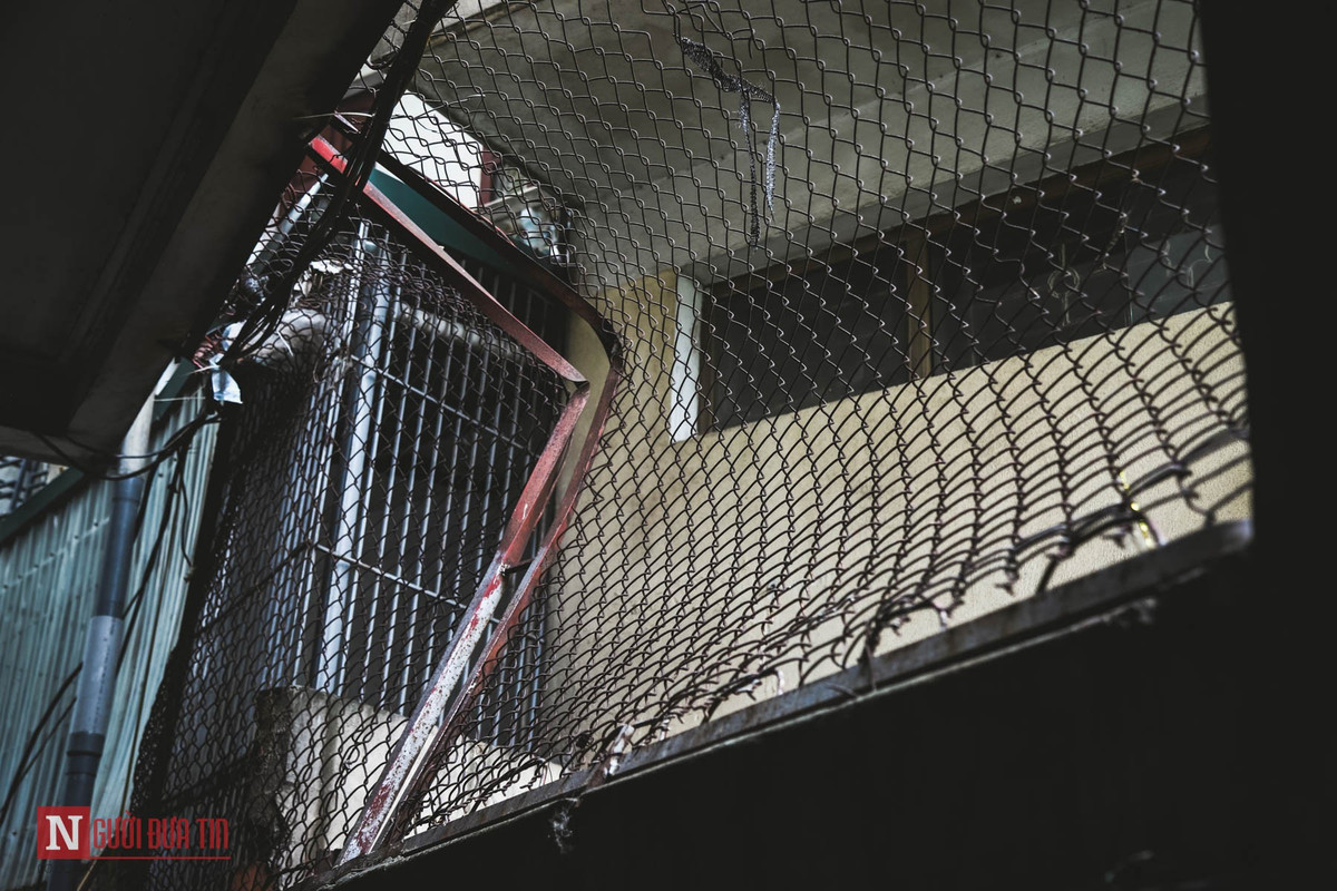 Một tấm lưới bao tường của một gia đình ở đây do sụt lún nên đã bị kéo gập lại.