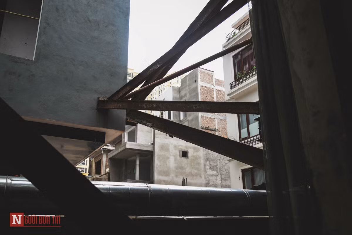 Bên phía chung cư Lilama các thanh sắt được chôn vào tường cố định.