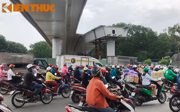Theo Chánh Thanh tra Sở GTVT TP HCM, đơn vị này đã ra quyết định đình chỉ thi công 2 tháng (từ 10/8 đến 10/10) đối với nhà thầu thi công công trình nói trên do vi phạm các quy định trong việc thi công trên đường bộ đang khai thác.