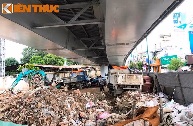 Ngoài ra, Thanh tra Sở GTVT TP HCM cũng đã lập biên bản xử phạt hành chính (phạt tiền) với nhà thầu thi công công trình vi phạm này.