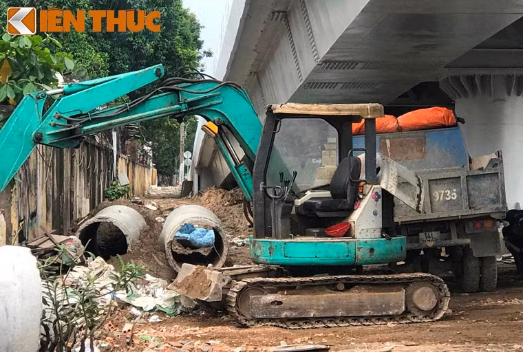Theo ghi nhận của PV Kiến Thức, chiều ngày 15/8, công trình đã bị dừng thi công rất ngổn ngang, xe cơ giới, đất đá, sắt thép...để đầy dưới 1 nhánh cầu vượt được thông xe vào đầu tháng 7 vừa qua.