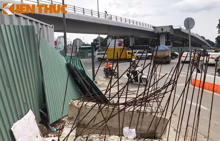 Cảnh ngổn ngang tại công trình thi công xây dựng cầu vượt thép nút giao Nguyễn Thái Sơn - Nguyễn Kiệm sau khi bị đình chỉ thi công. Đây là công trình có vốn đầu tư gần 320 tỉ đồng do Khu quản lý giao thông đô thị số 3 làm chủ đầu tư.