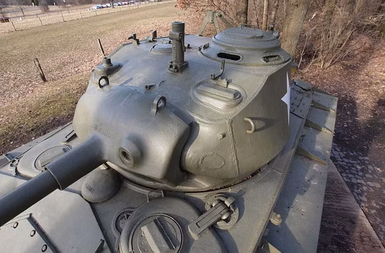 M24 được trang bị tháp pháo 75mm M6L/40 (với 48 viên đạn), 2 súng máy 7,62mm M1919A4 (với 3.750 viên đạn). Ảnh: Cận cảnh tháp pháo M24 Chaffee, có giá lắp thêm một súng máy nhưng xạ thủ buộc phải ngồi bên ngoài tháp pháo phơi mình trước hỏa lực của đối phương.