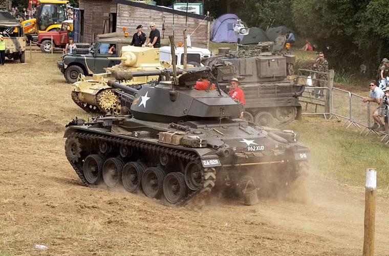 M24 trang bị 2 động cơ cho tốc độ tối đa 56km/h trên đường bằng hoặc 40km/h trên đường không bằng phẳng. Nguồn ảnh: Wikipedia