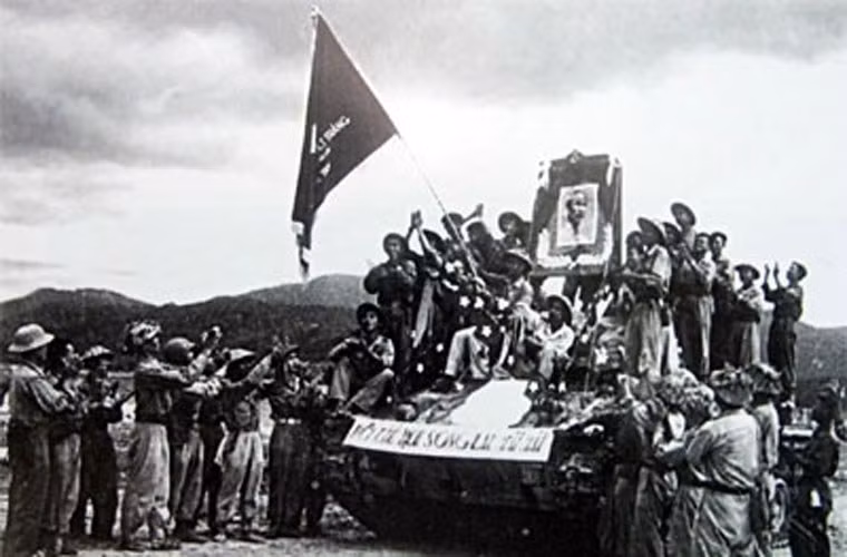 Những chiếc xe tăng chiến lợi phẩm này đã tham gia vào đoàn quân Việt Minh duyệt binh mừng chiến thắng ở trên cánh đồng Mường Phăng ngày 13/5/1954. Trong ảnh, bộ đội ta ngồi trên xe tăng M24 với lá cờ Quyết chiến quyết thắng cùng ảnh Chủ tịch Hồ Chí Minh vĩ đại. Nguồn ảnh: tư liệu