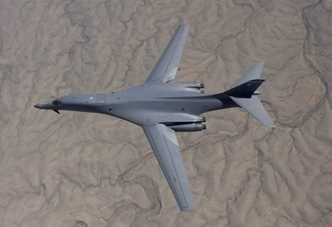 B-1B Lancer - máy bay ném bom chiến lược tốc độ siêu âm. Lancer có thể mang theo 34 tấn bom thông thường, bom hạt nhân chiến thuật, bom thông minh và tên lửa các loại trong 3 khoang. 62 chiếc B-1B đang hoạt động trong Không quân Mỹ.