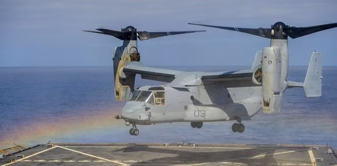 CV-22 Osprey là phiên bản của MV-22 dùng cho Không quân Mỹ. Phi cơ này là một thiết kế lai độc đáo giữa trực thăng và máy bay cánh cố định. Động cơ có một khớp quay đặc biệt cho phép hướng cánh quạt lên trên khi cất, hạ cánh và hướng về phía trước khi hành trình.
