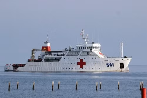 Tàu 561 dài hơn 70m, rộng hơn 13m, chịu được sóng gió cấp 7-8, chuyên chở được gần 200 người, bao gồm thủy thủ đoàn và các bác sĩ, có khả năng hoạt động liên tục 45 ngày trên biển. Tàu vừa đại diện cho Việt Nam tham gia cuộc diễn tập đa phương Hải quân ASEAN lừng danh mang tên KOMODO ở Indonesia.
