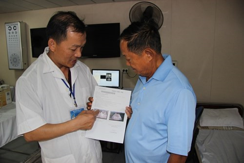 Yên lòng và cảm phục luôn là tâm trạng của các bệnh nhân sau khi được các y bác sĩ trên tàu 561 tận tình thăm khám.