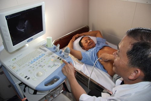 Bác sĩ Lương siêu âm cho bệnh nhân với hệ thống siêu âm màu 4D hiện đại UF-870AG của Fukuda Denshi.