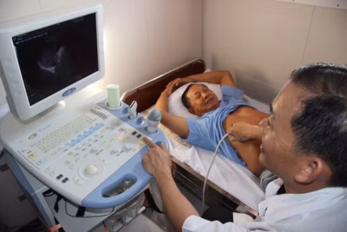 Bác sĩ Lương siêu âm cho bệnh nhân với hệ thống siêu âm màu 4D hiện đại UF-870AG của Fukuda Denshi.