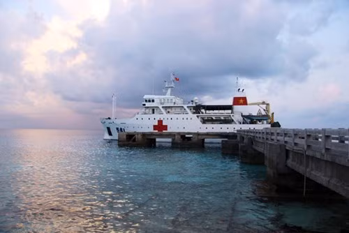 Giữa bao la sóng nước biển Đông, con tàu 561 vẫn đang mang tới những niềm vui, niềm hy vọng cho quân và dân ở Trường Sa trong sự nghiệp bảo vệ lãnh hải nước nhà.