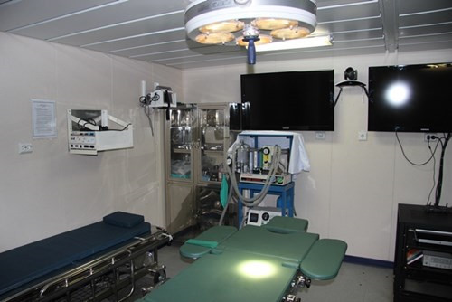 Phòng mổ của "bệnh viện 561" có thể thực hiện những ca tiểu phẫu đến đại phẫu, có hệ thống TV kết nối vệ tinh trực tuyến với Bệnh viện Trung ương quân đội 175 để thực hiện những ca mổ phức tạp. Trong trường hợp biển động, tàu đã được trang bị 2 vây chống rung lắc giúp các bác sĩ có môi trường ổn định nhất để làm việc.