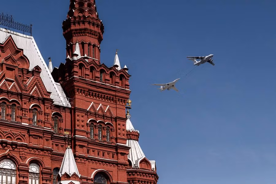 Máy bay tiếp dầu Il-78 tiếp nhiên liệu cho “thiên nga trắng” Tu-160 trong lễ duyệt binh.