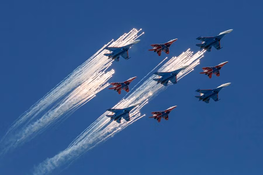 Phi đội “Hiệp sĩ Nga” và “Chim én” trình diễn trên Quảng trường Đỏ.