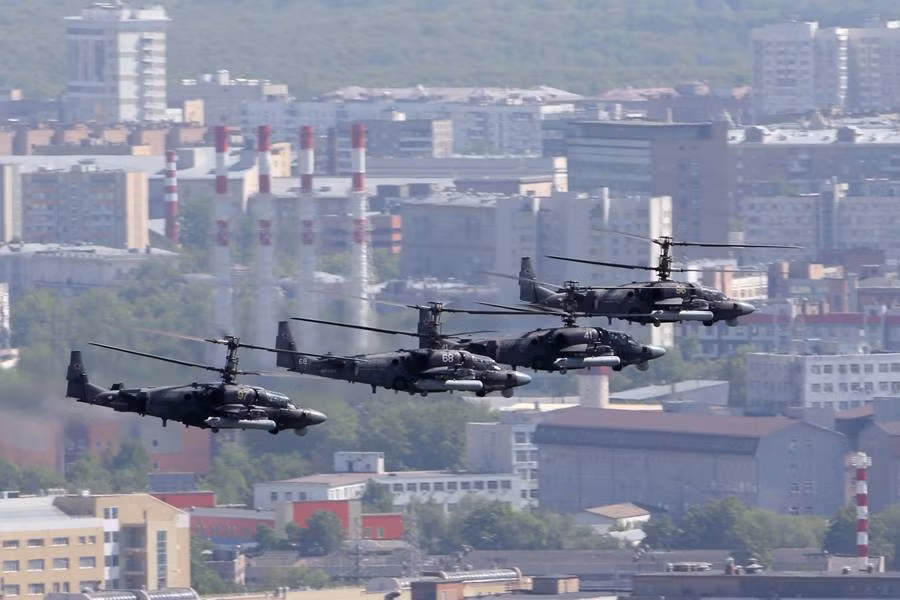 Đội hình trực thăng tấn công Ka-52.