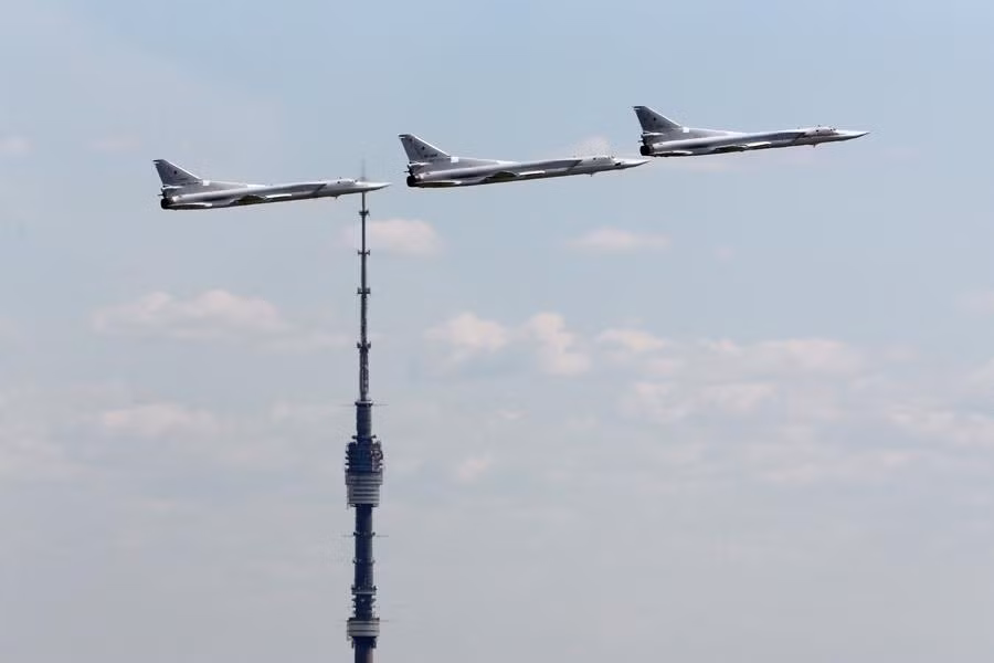 Biên đội máy bay ném bom Tu-22M3 bay trên Quảng trường Đỏ lịch sử.