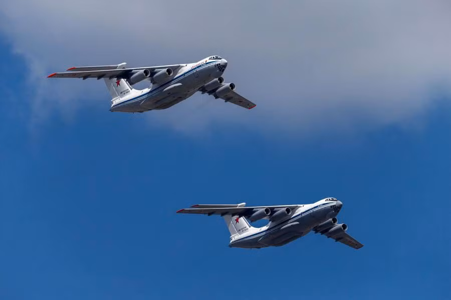 Máy bay vận tải Il-476 lần đầu dự duyệt binh.