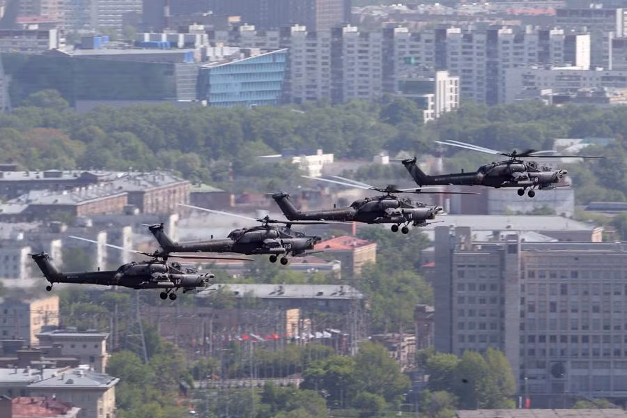 Đội hình trực thăng tấn công Mi-28N trên đường tiến vào Quảng trường Đỏ.