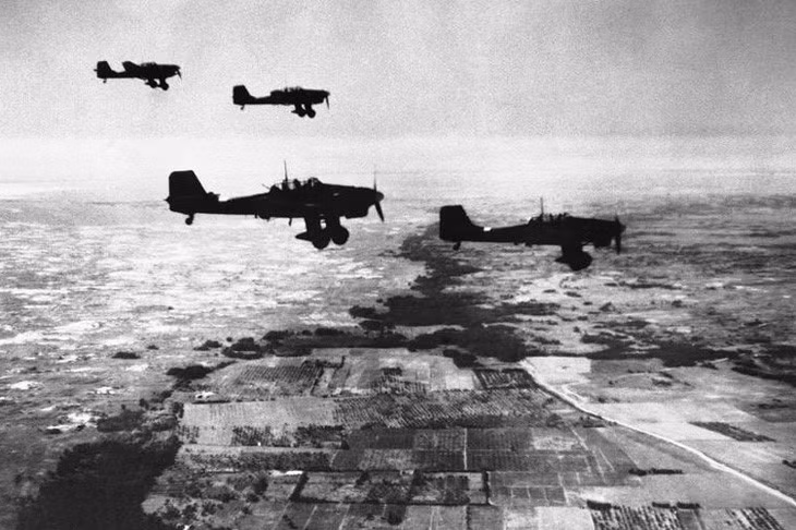 Máy bay ném bom Stuka của Đức bay trên vùng duyên hải giữa Dniepr và Crimea vào ngày 6/11/1941. Ảnh: AP