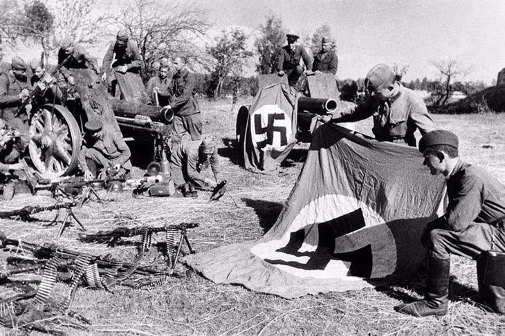 Binh sĩ Hồng quân xem các chiến lợi phẩm thu được sau các cuộc giao tranh với quân Đức xâm lược, vào ngày 19/9/1941. Ảnh: AP