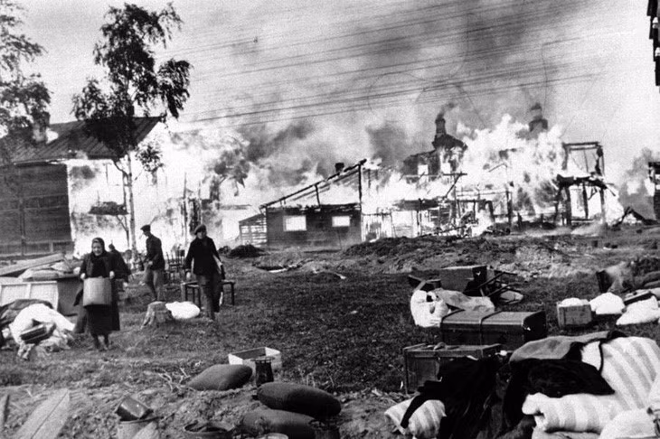 Người Nga đang cố gắng cứu đồ đạc trong các ngôi nhà bốc cháy ở ngoại ô Leningrad vào tháng 10/1941. Ảnh: AP