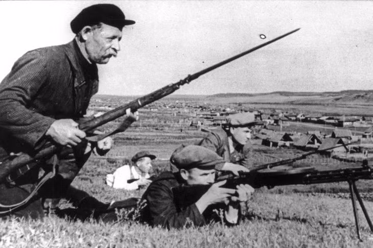 Các chiến sĩ du kích với súng trường gắn lê và súng trung liên, đối đấu với quân phát xít Đức. Ảnh: LOC