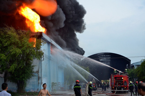 TP HCM: Hoa hoan kinh hoang tai cong ty nem, thiet hai 85 ty dong-Hinh-2