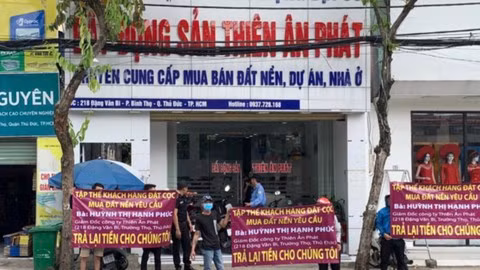 Đến hạn phải giao nền đất, công chứng hợp đồng chuyển nhượng nền đất cho các khách hàng theo thỏa thuận, nhưng bà Phúc chưa làm các thủ tục đầu tư đường giao thông và hạ tầng kỹ thuật tại khu đất. Khi khách hàng ký thanh lý hợp đồng, bà Phúc không trả tiền hoặc trả nhỏ giọt. 